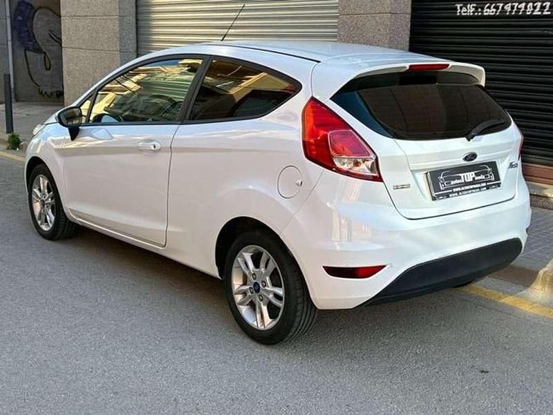 Usado Ford Fiesta Trend 101 CV (74 kW) 2015 Blanco Utilitario
