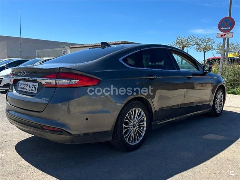 Usado Ford Mondeo Titanium 187 CV (137 kW) 2021 Gris / plata Berlina