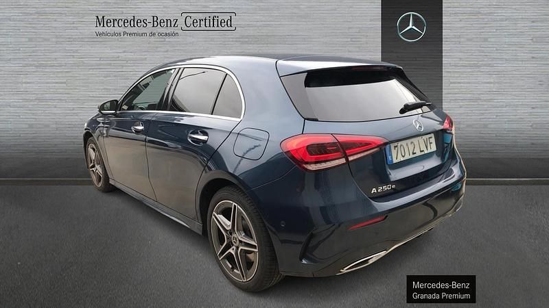 Usado Mercedes 250 AMG line 160 kW (218 CV) 2021 Azul Berlina