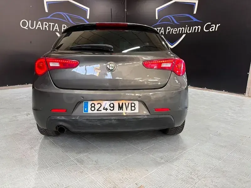 Usado Alfa Romeo Giulietta 170 CV (125 kW) 2012 Gris / plata Utilitario