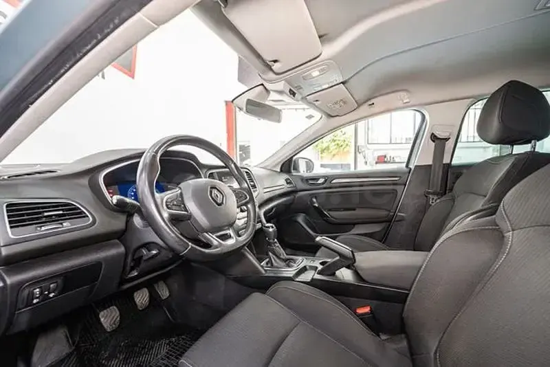 Usado Renault Mégane II Intens 140 CV (102 kW) 2021 Gris / plata Berlina