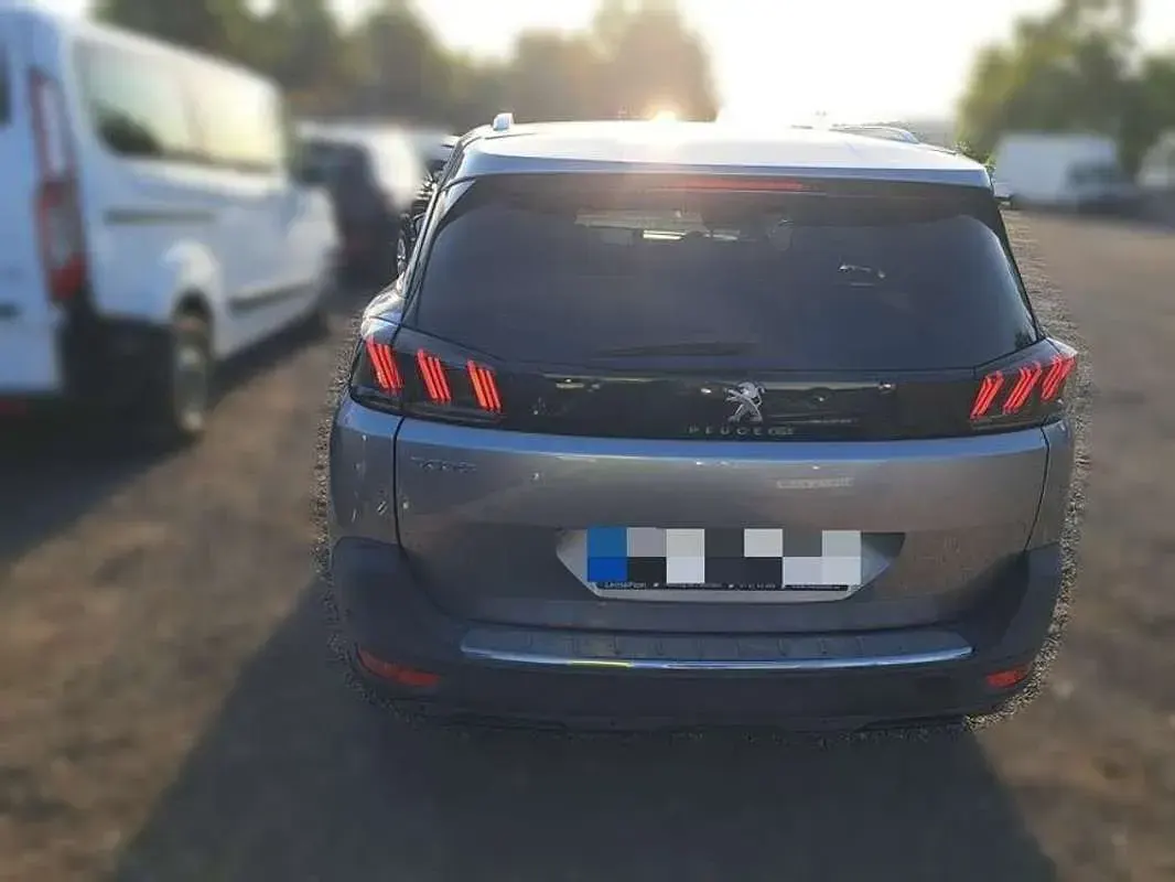 Usado Peugeot 5008 Allure 131 CV (96 kW) 2022 Gris SUV