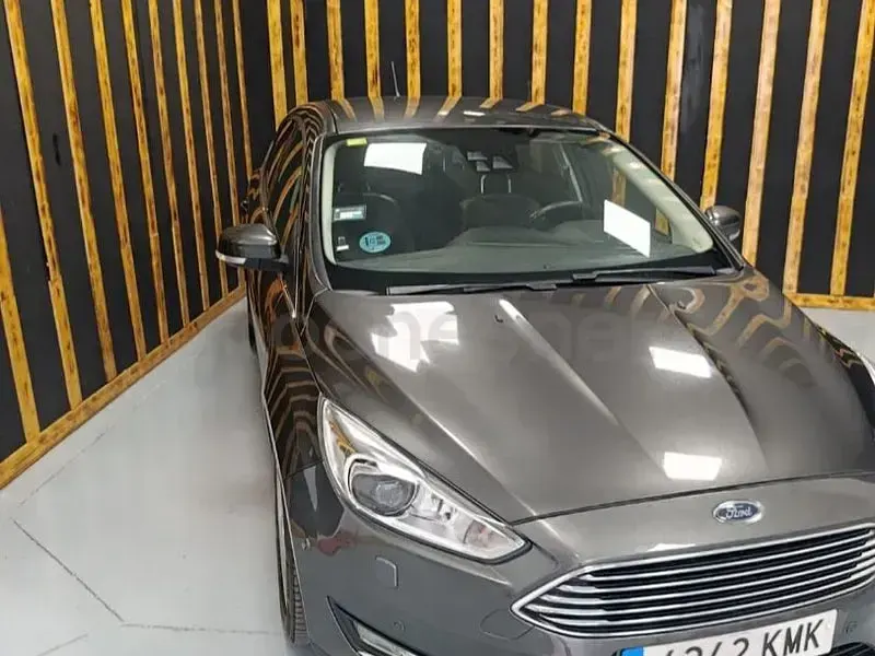 Usado Ford Focus Titanium 125 CV (91 kW) 2017 Gris / plata Berlina