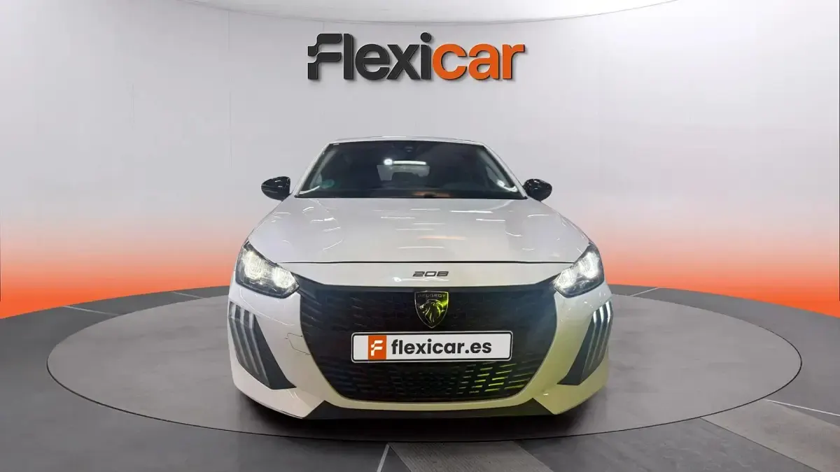 Usado Peugeot 208 Active 102 CV (75 kW) 2024 Blanco Utilitario