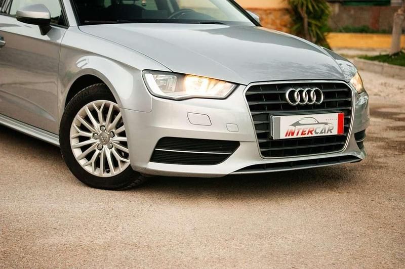 Usado Audi A3 Attraction 110 CV (80 kW) 2016 Gris / plata Berlina