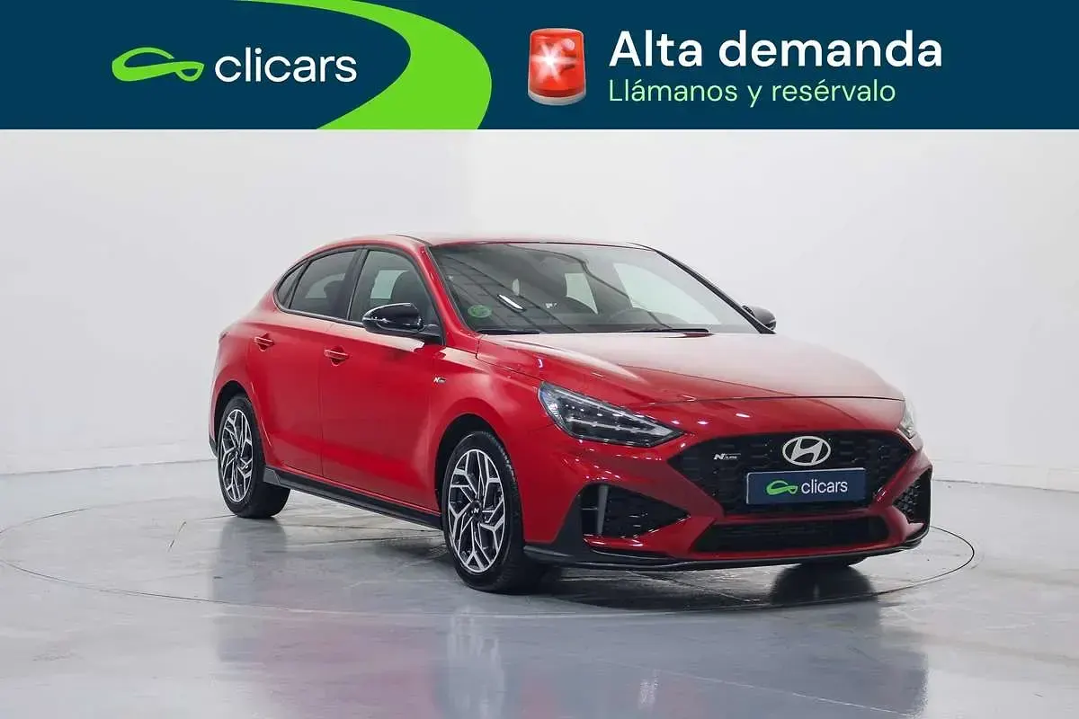Usado Hyundai i30 101 CV (74 kW) 2025 Rojo Utilitario