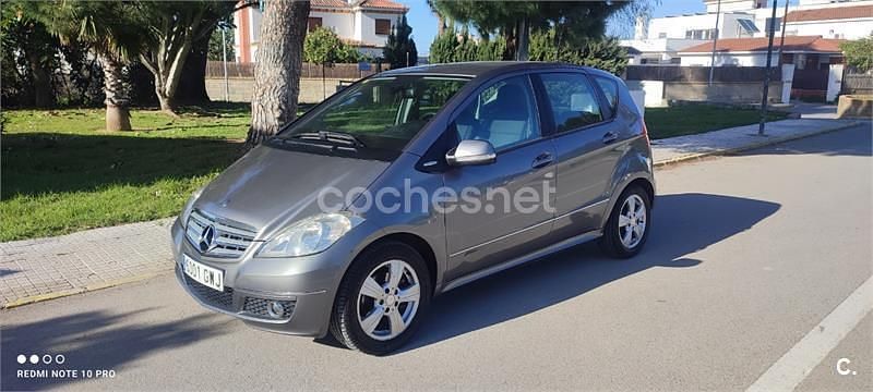 Usado Mercedes A180 Avantgarde 109 CV (80 kW) 2010 Gris / plata Monovolumen