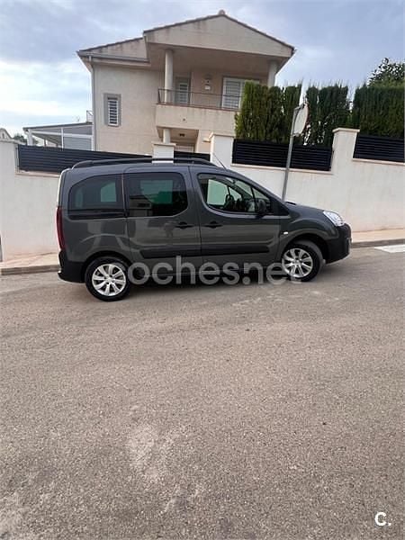 Usado Peugeot Partner Tepee Active 100 CV (73 kW) 2016 Gris / plata Monovolumen