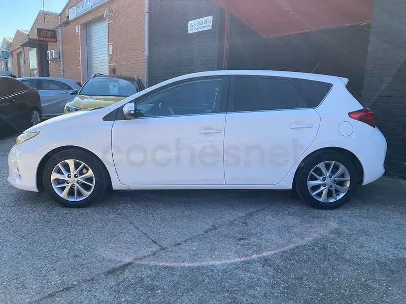 Usado Toyota Auris Active 124 CV (91 kW) 2014 Blanco Berlina
