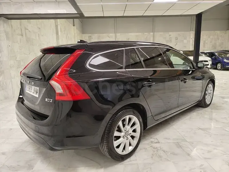 Usado Volvo V60 Momentum 150 CV (110 kW) 2016 Negro Familiar