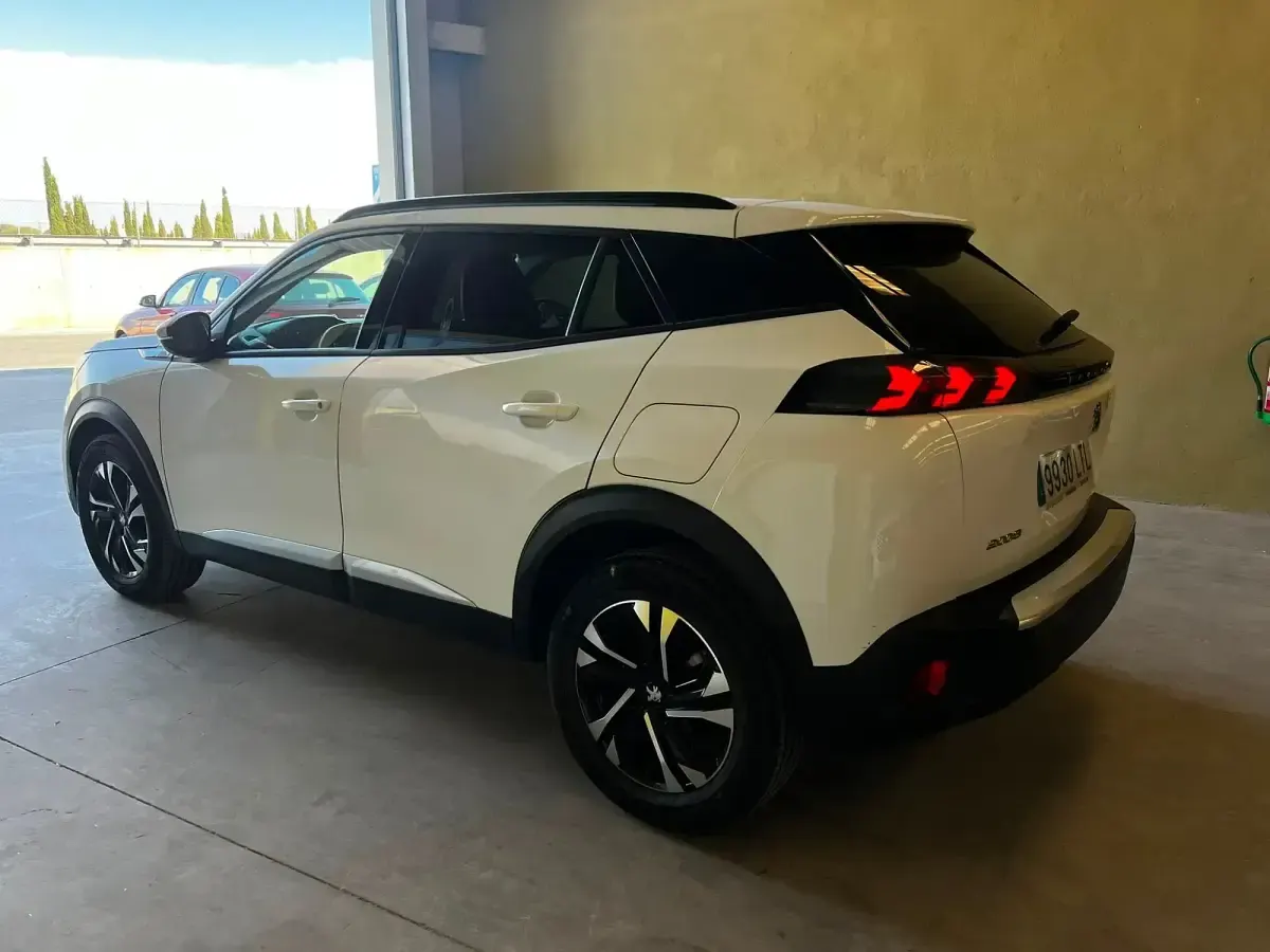 Usado Peugeot 2008 Allure 110 CV (80 kW) 2021 Blanco SUV