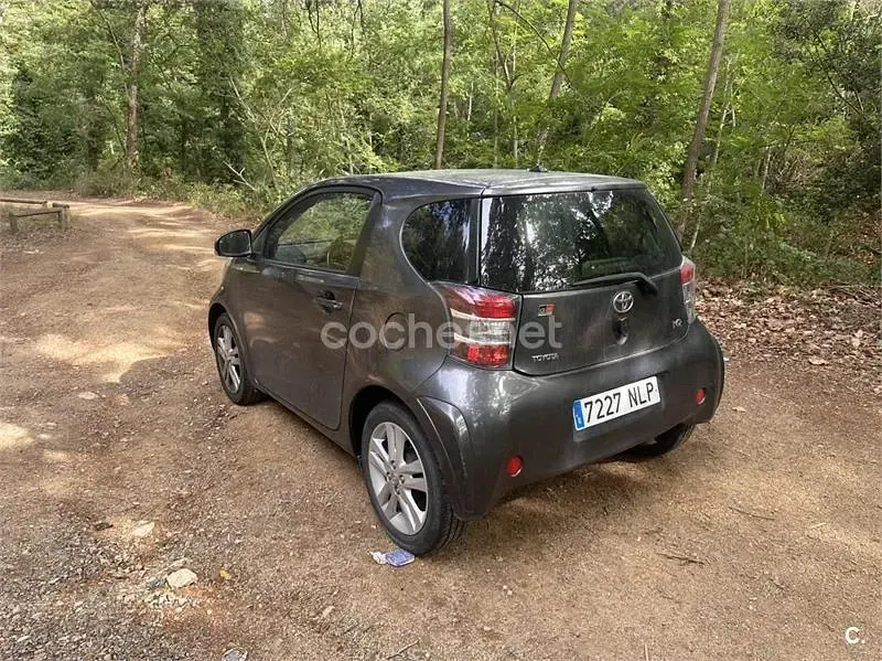 Usado Toyota iQ 99 CV (72 kW) 2009 Gris / plata Utilitario