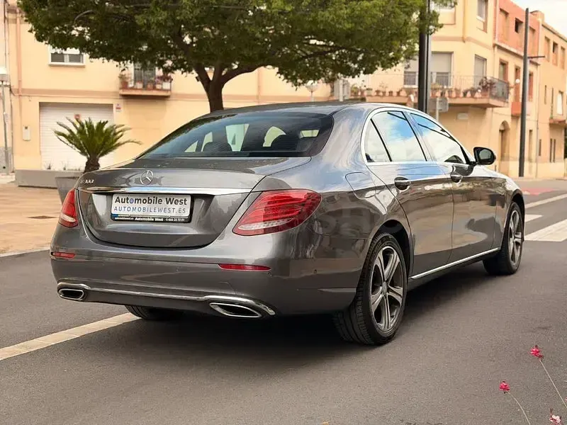 Usado Mercedes E300 245 CV (180 kW) 2016 Gris / plata Berlina