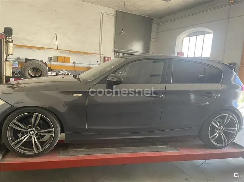 Usado BMW 118 122 CV (89 kW) 2007 Negro Utilitario