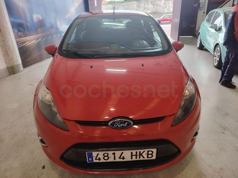 Usado Ford Fiesta Trend 70 CV (51 kW) 2012 Rojo Utilitario