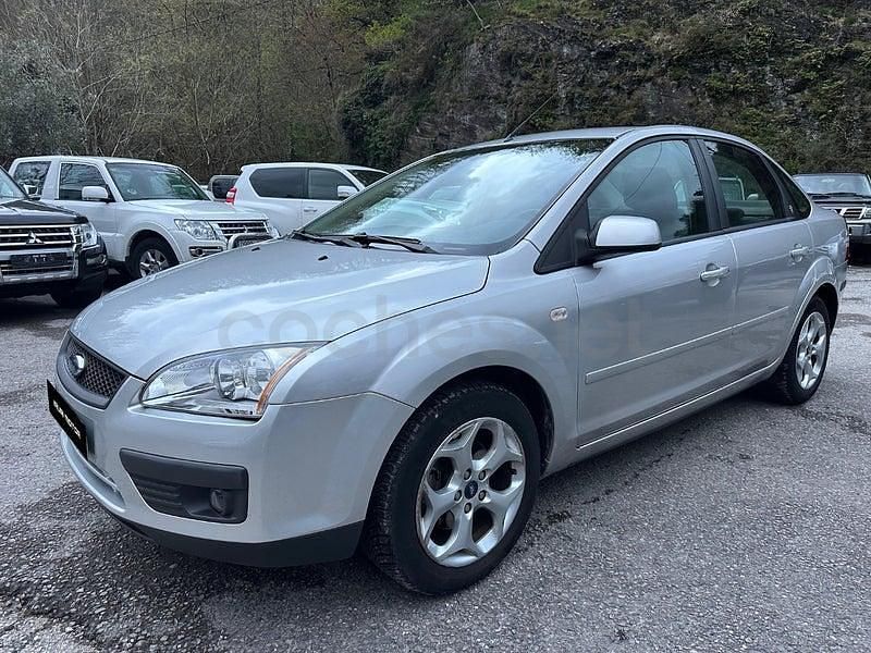 Usado Ford Focus Ghia 116 CV (85 kW) 2007 Gris / plata Berlina