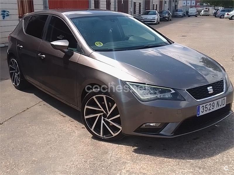 Usado Seat Leon ST Reference 110 CV (80 kW) 2014 Gris / plata Familiar