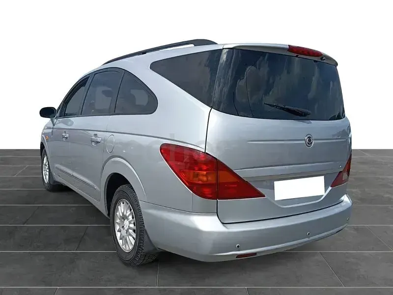 Usado SsangYong Rodius Limited 165 CV (121 kW) 2008 Gris / plata Monovolumen