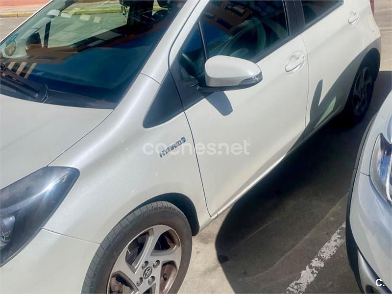 Usado Toyota Yaris Hybrid Active 100 CV (73 kW) 2015 Blanco Berlina
