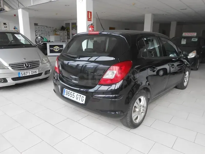 Usado Opel Corsa 85 CV (62 kW) 2010 Negro Utilitario