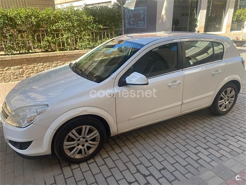 Usado Opel Astra Enjoy 110 CV (80 kW) 2010 Blanco Berlina