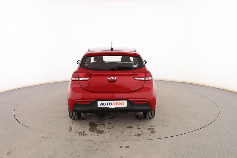 Usado Kia Rio 84 CV (61 kW) 2022 Rojo Berlina