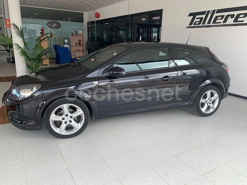 Usado Opel Astra GTC Sport 125 CV (91 kW) 2005 Negro Berlina