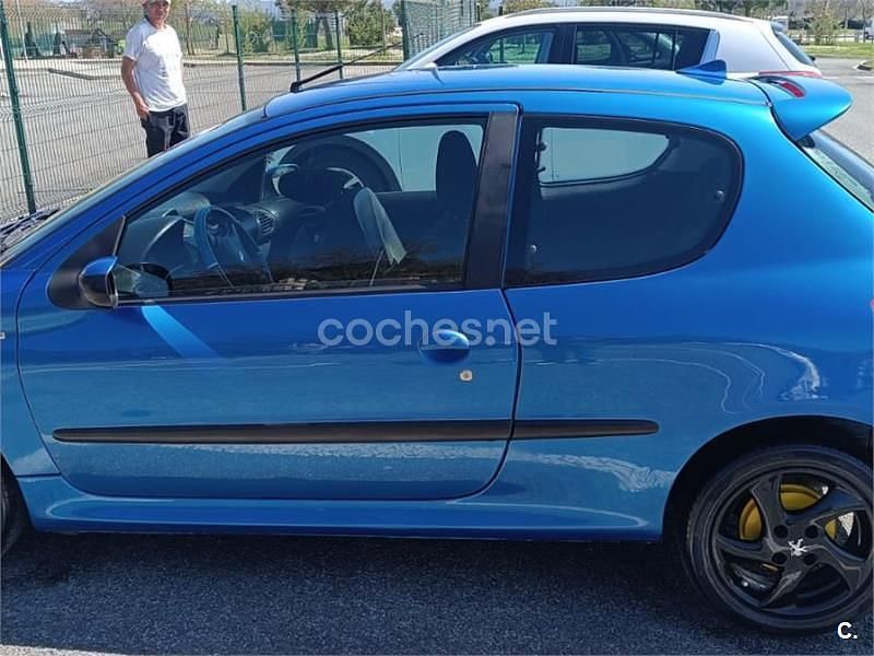 Usado Peugeot 206 75 CV (55 kW) 2004 Azul Berlina