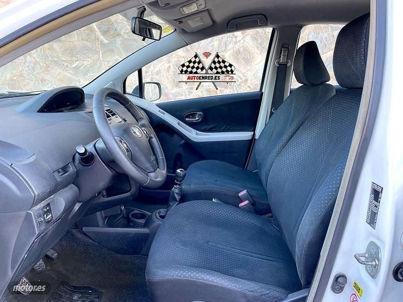 Usado Toyota Yaris Life 90 CV (66 kW) 2010 Blanco Berlina