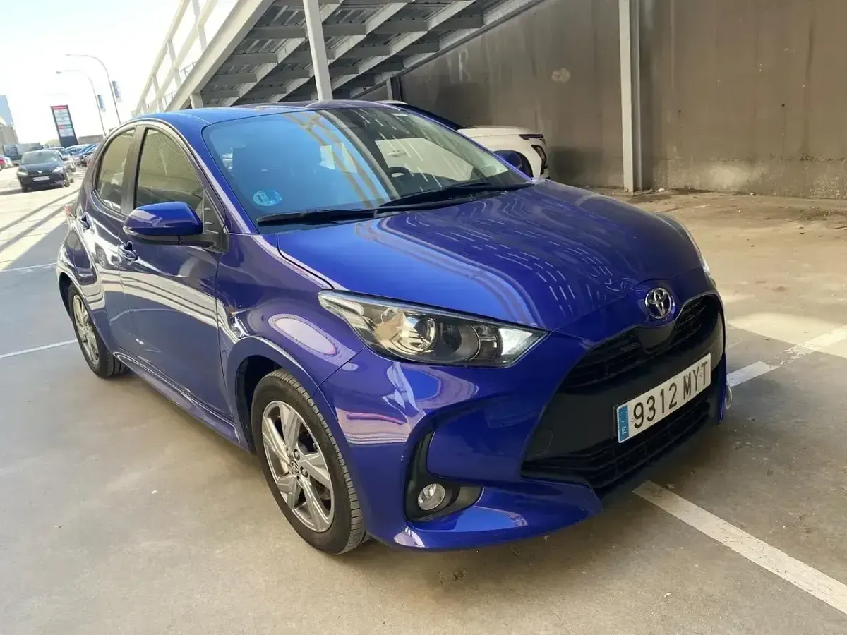 Używany Toyota Yaris Hybrid Active 116 KM (85 kW) 2025 Niebieski Sedan/Limuzyna