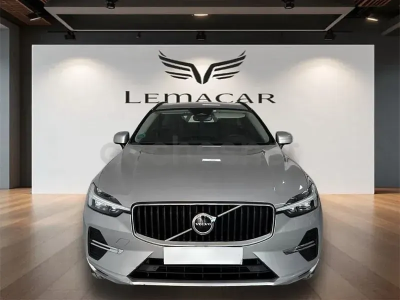 Usado Volvo XC60 Momentum 197 CV (144 kW) 2021 Gris / plata SUV