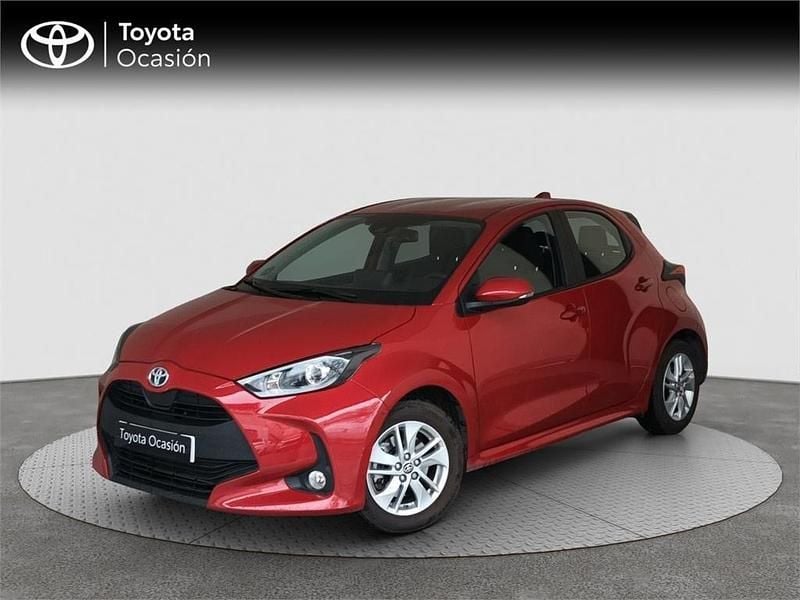 Usado Toyota Yaris Hybrid Active 116 CV (85 kW) 2022 Rojo Monovolumen