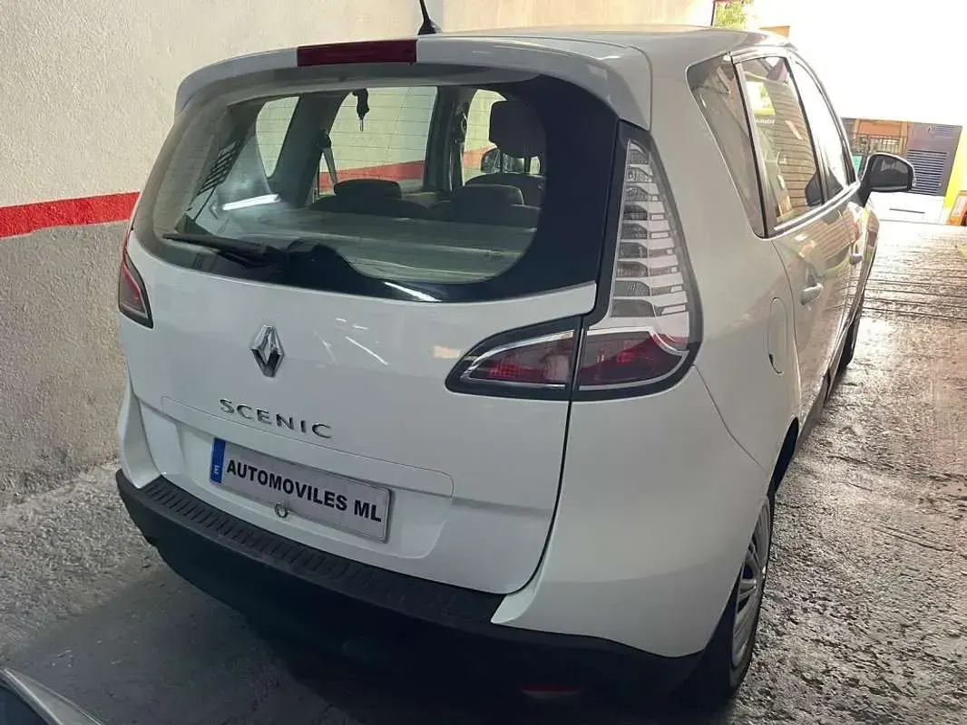 Usado Renault Scénic III 110 CV (80 kW) 2012 Blanco Monovolumen