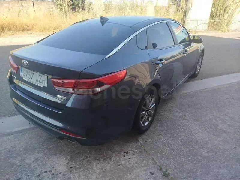 Usado Kia Optima 136 CV (100 kW) 2018 Gris / plata Berlina