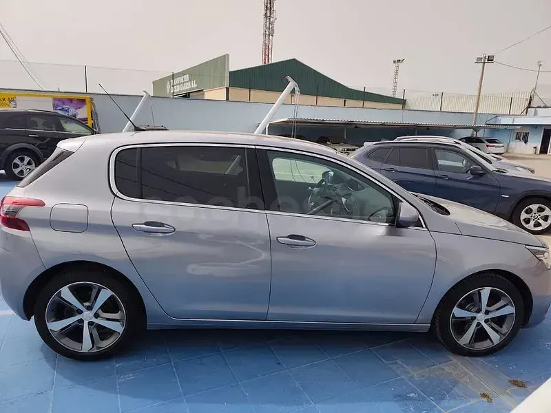 Usado Peugeot 308 Allure 130 CV (95 kW) 2021 Gris / plata Berlina