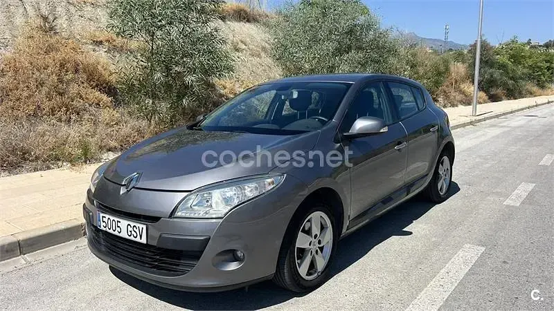 Usado Renault Mégane III Dynamique 140 CV (102 kW) 2010 Gris / plata Berlina