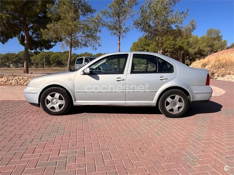 Usado VW Bora Trendline 110 CV (80 kW) 2000 Azul Berlina