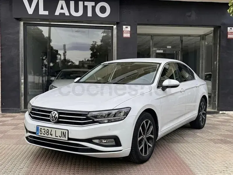 Usado VW Passat Executive 150 CV (110 kW) 2021 Blanco Berlina
