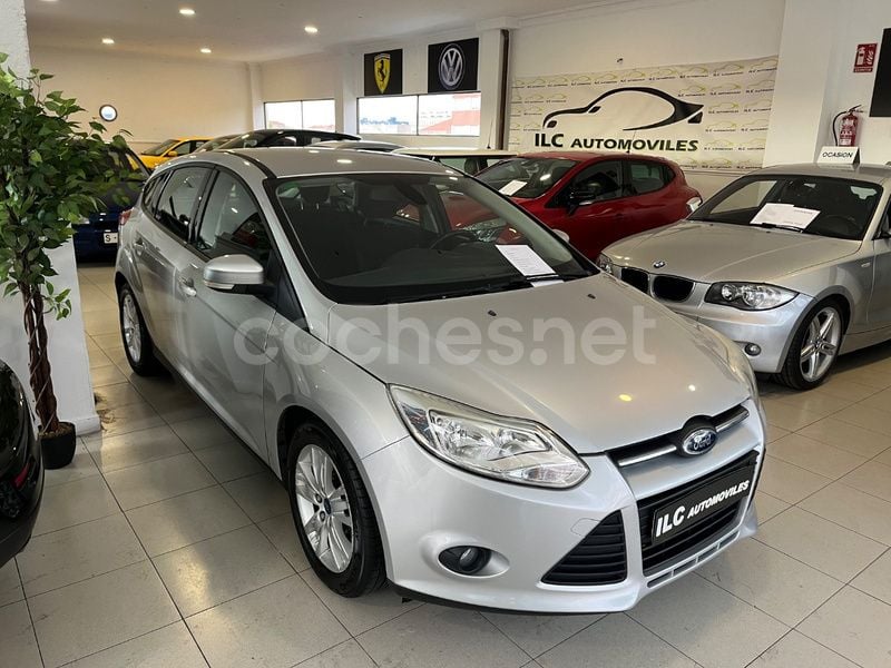 Gris / plata Usado 2012 Ford Focus Trend Berlina | 6999 € (Precio justo) - Imagen 1/4