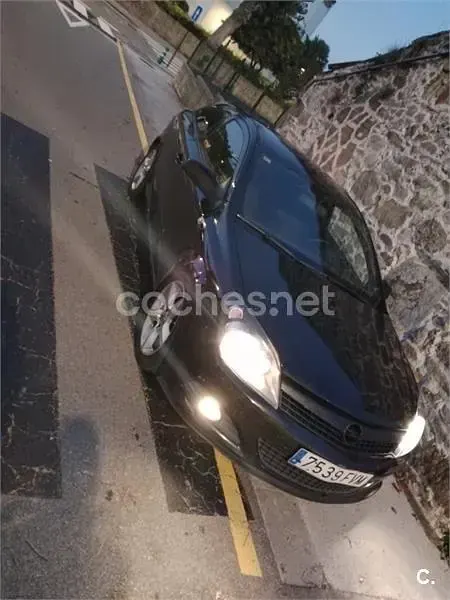 Usado Opel Astra GTC Sport 150 CV (110 kW) 2007 Negro Berlina