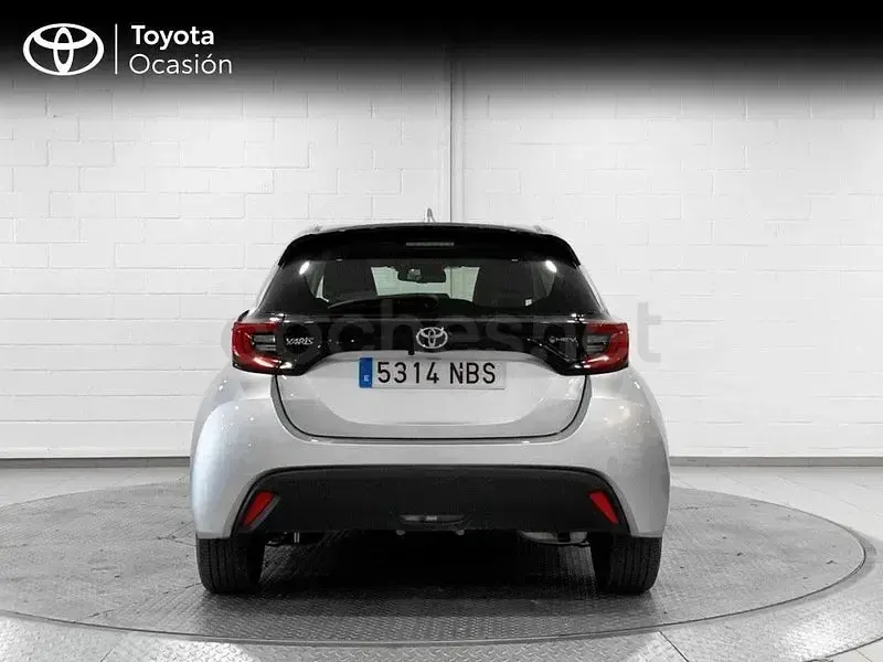 Usado Toyota Yaris Hybrid Active 116 CV (85 kW) 2025 Gris / plata Berlina