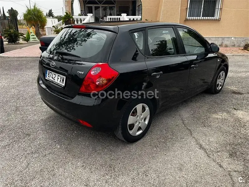 Usado Kia Ceed 90 CV (66 kW) 2007 Negro Utilitario
