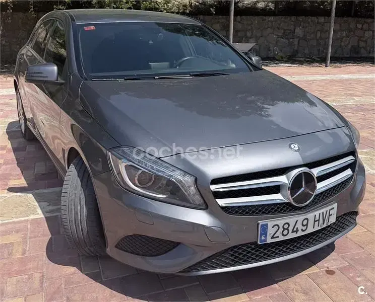 Usado Mercedes A200 Urban 136 CV (100 kW) 2013 Gris / plata Berlina