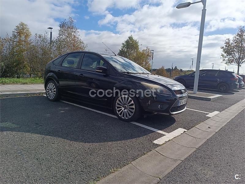 Negro Usado 2010 Ford Focus Titanium Berlina | 5900 € (Precio justo) - Imagen 1/4
