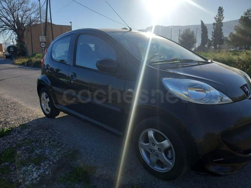 Usado Peugeot 107 68 CV (50 kW) 2008 Negro Utilitario