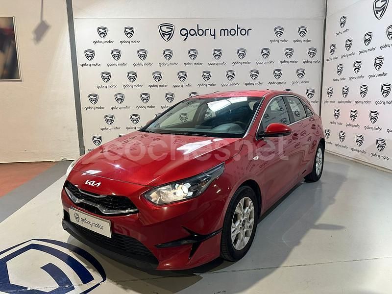 Rojo Usado 2023 Kia Ceed Berlina | 21.890 € (Un poco caro) - Imagen 1/4