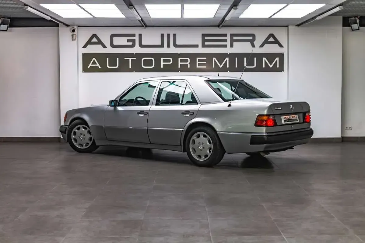 Usado Mercedes E500 320 CV (235 kW) 1992 Gris Berlina