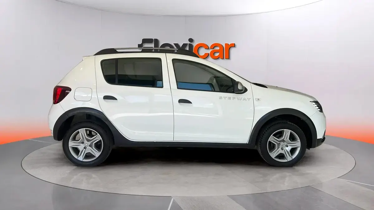 Usado Dacia Sandero Comfort 90 CV (66 kW) 2019 Blanco Berlina