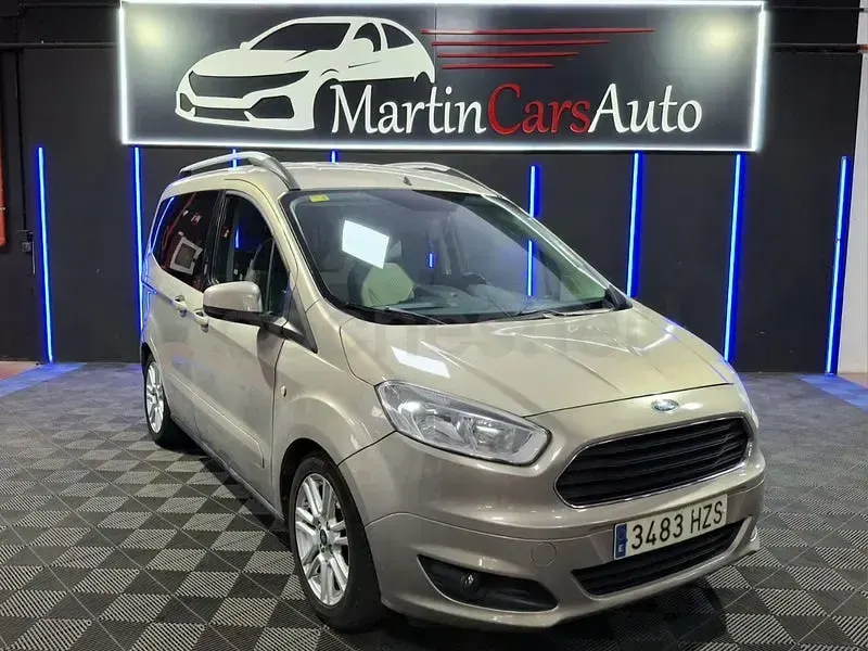 Usado Ford Tourneo Courier Ambiente 95 CV (69 kW) 2014 Beige Monovolumen