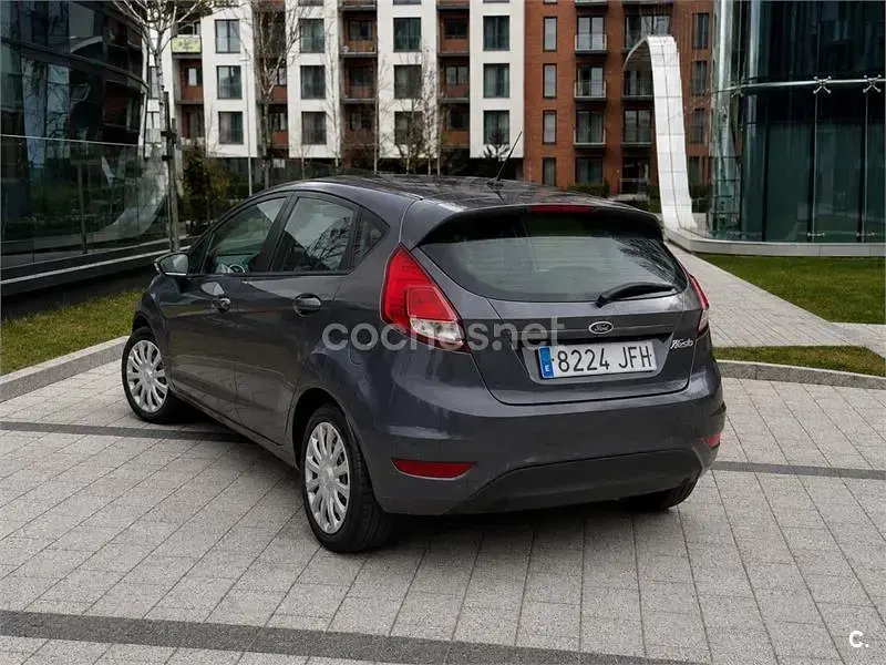 Usado Ford Fiesta Trend 82 CV (60 kW) 2015 Gris / plata Utilitario